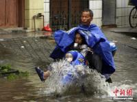 暴雨夜袭广西柳州 街道成