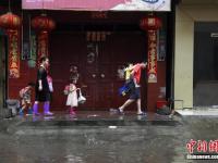 暴雨夜袭广西柳州 街道成