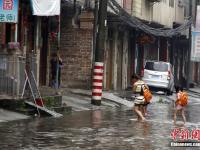 暴雨夜袭广西柳州 街道成