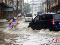 暴雨夜袭广西柳州 街道成