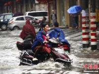 暴雨夜袭广西柳州 街道成