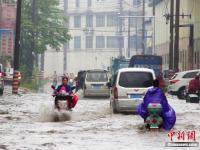 暴雨夜袭广西柳州 街道成