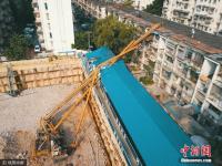 广西南宁一30米高钻机倾倒 砸向居民楼