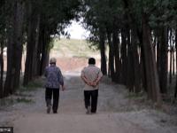 儿子患软骨病智力如孩童 老母亲不离不弃