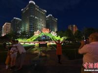 “一带一路”主题花坛点亮北京夜晚