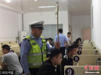 点赞！交警边监考边帮考生举吊瓶