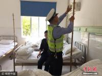 点赞！交警边监考边帮考生举吊瓶