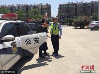 点赞！交警边监考边帮考生举吊瓶