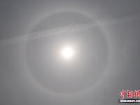  四川自贡多地出现日晕景观