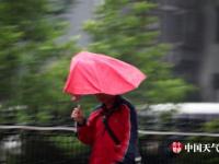 北京迎明显降雨天气 民众带雨具出行