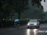 北京迎明显降雨天气 民众带雨具出行