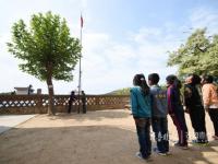 渤海上漂着一所小学 两名老师五个娃