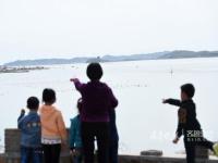 渤海上漂着一所小学 两名老师五个娃