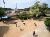 渤海上漂着一所小学 两名老师五个娃