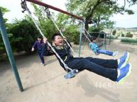 渤海上漂着一所小学 两名老师五个娃