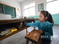 渤海上漂着一所小学 两名老师五个娃
