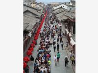 四川会理举办端午万人宴 1500桌座无虚席