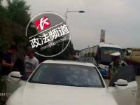 司机车牌贴卫生巾 被交警抓个正着扣12分