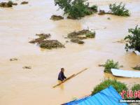 贵州雷山县遭受大暴雨袭击 大桥被冲断