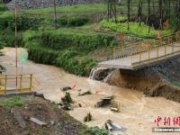 贵州雷山县遭受大暴雨袭击 大桥被冲断