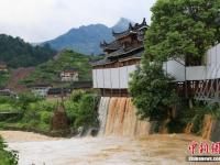 贵州雷山县遭受大暴雨袭击 大桥被冲断