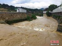 贵州雷山县遭受大暴雨袭击 大桥被冲断