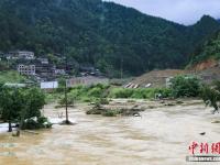 贵州雷山县遭受大暴雨袭击 大桥被冲断