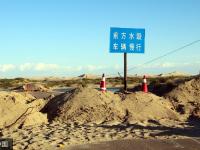 新疆阿勒泰突发融雪性洪水 道路被冲毁