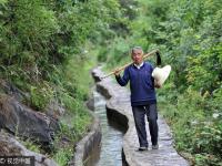 现代愚公为全村人喝上水修水渠36年