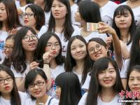 大学4千多人拍“最牛毕业照” 场面壮观