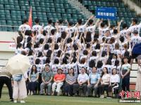 大学4千多人拍“最牛毕业照” 场面壮观