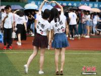 大学4千多人拍“最牛毕业照” 场面壮观