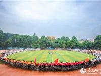 华中师范大学4500人齐拍“最牛”毕业照 照片长达10米