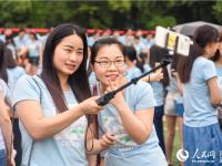 华中师范大学4500人齐拍“最牛”毕业照 照片长达10米
