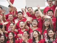 华中师范大学4500人齐拍“最牛”毕业照 照片长达10米