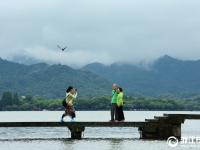  杭州：烟雨西湖 雨雾飘渺