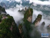  云海漫步峰林间