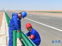 航拍世界最长沙漠高速公路 全长2540公里