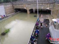 桂林暴雨袭城致多处内涝 车辆被淹