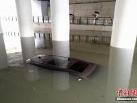 桂林暴雨袭城致多处内涝 车辆被淹