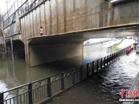 桂林暴雨袭城致多处内涝 车辆被淹