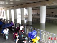 桂林暴雨袭城致多处内涝 车辆被淹