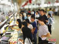 大学食堂花20万请客 毕业生吃免费晚餐