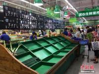 浙江兰溪持续暴雨 民众采购物资度汛
