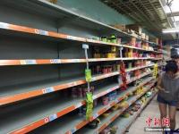 浙江兰溪持续暴雨 民众采购物资度汛
