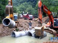  江西修水：为“孤岛村庄”抢修道路