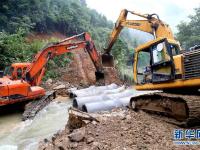  江西修水：为“孤岛村庄”抢修道路