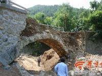 陕西一村庄建便民桥 建好后2小时垮塌