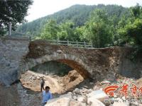 陕西一村庄建便民桥 建好后2小时垮塌
