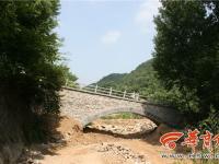 陕西一村庄建便民桥 建好后2小时垮塌